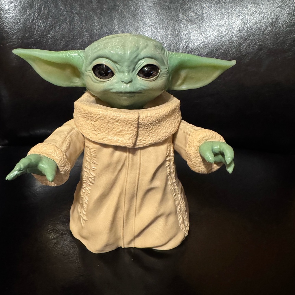 Hasbro Star Wars The Mandalorian The Child Baby Yoda Animatronic Edition